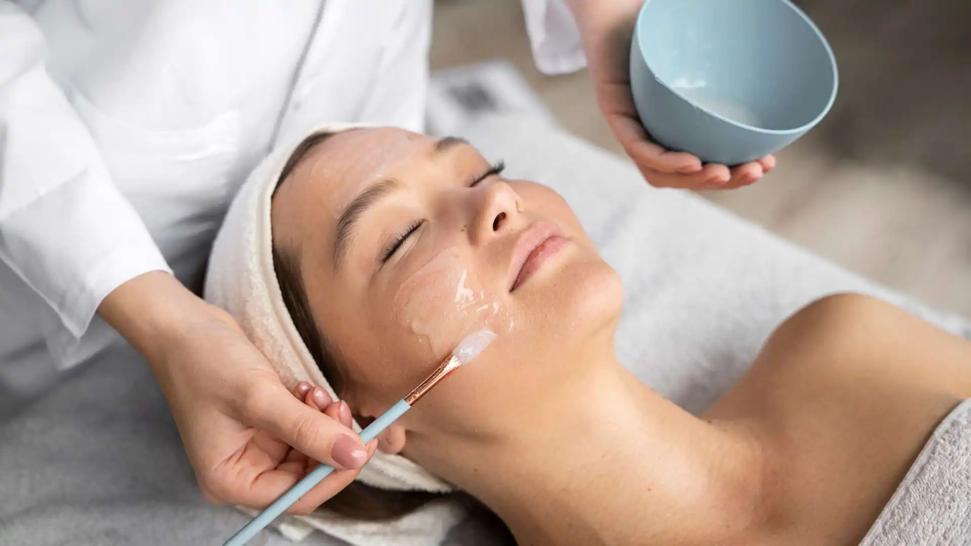 Therapy-cô gái đang đắp mặt nạ thư giãn ở spa