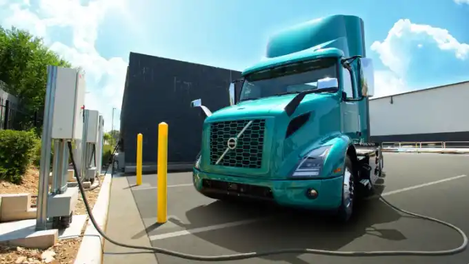 Volvo VNR Electric sạc bằng nguồn điện cao. Chính quyền Biden đã triển khai một sáng kiến trị giá 1,5 tỷ USD nhằm tăng cường sử dụng các phương tiện không phát thải trong ngành vận tải. Được phép của Volvo Trucks